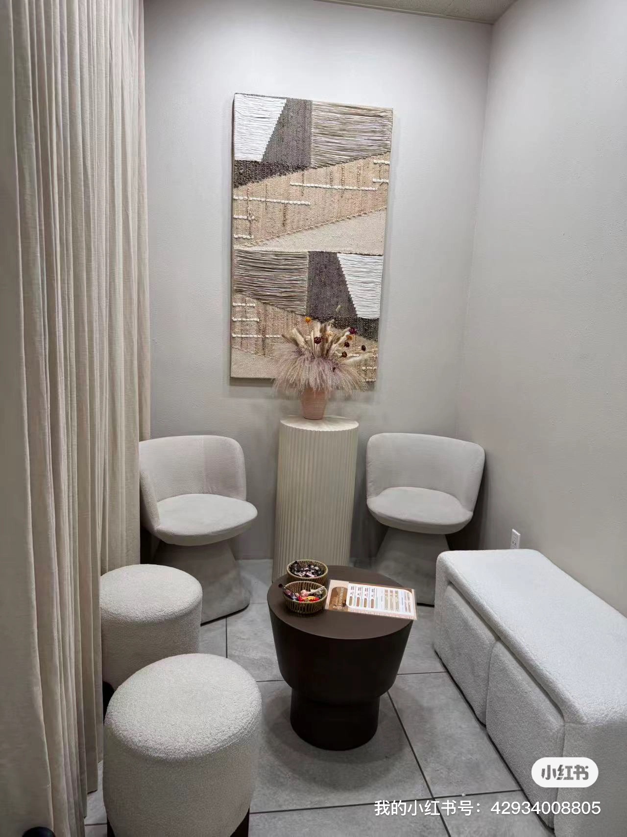Quiet waiting lounge at Briar with two white chairs and a round table